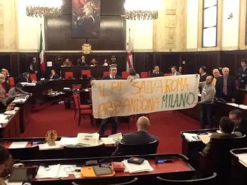 Bagarre al Comune di Milano