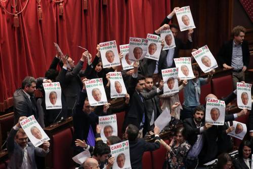 I grillini protestano alla Camera contro Luigi Tivelli