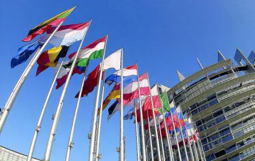Contro gli euroscettici persino a Strasburgo tira aria di larghe intese