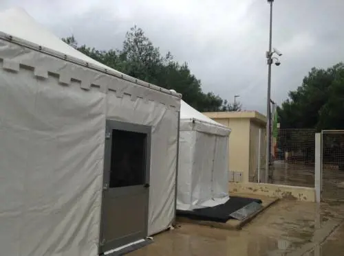 La protesta del deputato piddì: si barrica nel Cie di Lampedusa