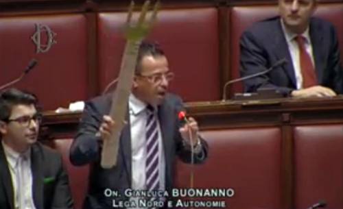 Il leghista Gianluca Buonanno mostra un "forcone" di cartone in Aula