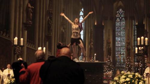 Germania, le Femen non si fermano neppure a Natale: a seno nudo durante la messa