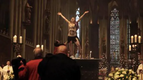 Germania, le Femen non si fermano neppure a Natale: a seno nudo durante la messa