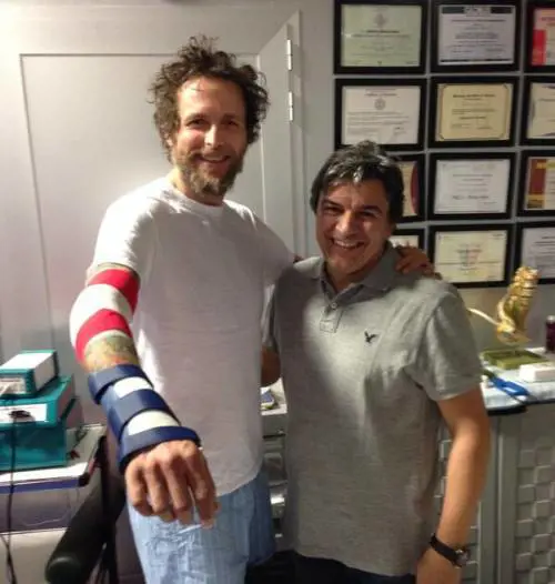 Jovanotti cade dalla bicicletta e si rompe il polso