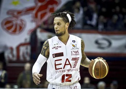 Hackett veste Armani e sfila su Cremona Con lui Milano sogna