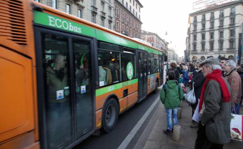 Donna sotto il metrò, città bloccata