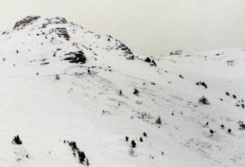 Valanga in Val D'Aosta travolge due snowboarder: entrambi morti