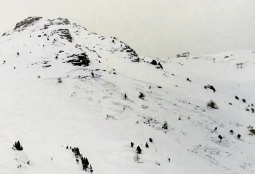 Valanga in Val D'Aosta travolge due snowboarder: entrambi morti