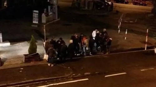 Gente in strada nella zona del Rione Alto a Napoli dopo il terremoto