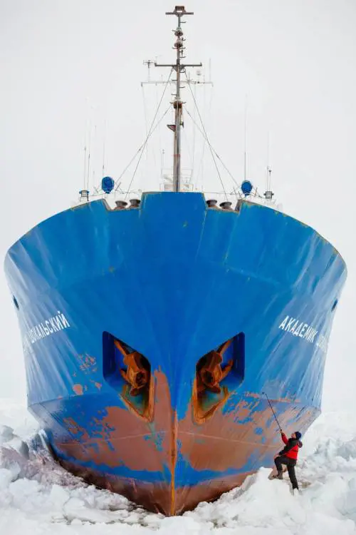 La Akademik Shokalskiy bloccata tra i ghiacci