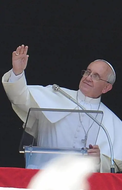 Ex capo guardie svizzere: "Forte lobby gay mina la sicurezza del Pontefice"