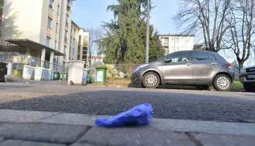 Raccoglie petardo, gli esplode la mano