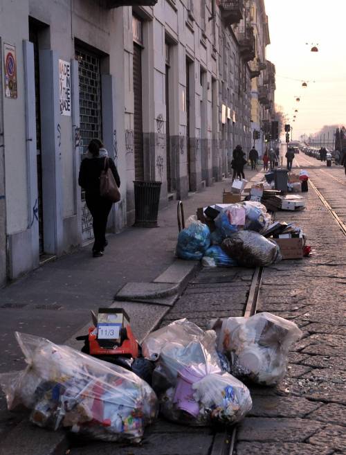 Milano come Napoli: i rifiuti in strada
