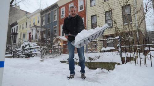 De Blasio spala la neve