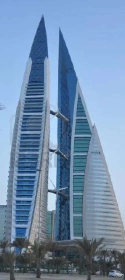 Basta manie di grandezza il grattacielo ora è verde