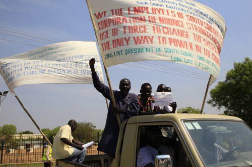 Manifestanti filo-governativi per le strade di Juba