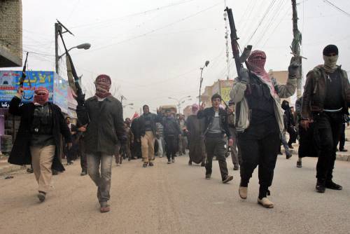 Militanti sunniti proteggono un funerale a Falluja