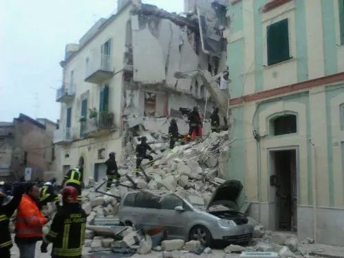 Matera, crolla palazzina: trovato vivo uno dei due dispersi