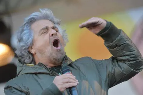 Grillo vuole spegnere le tv del Cavaliere: "Via le concessioni"