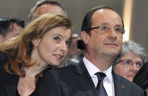 "Io troppo sexy per il mio ex...". Il tweet hot imbarazza Hollande