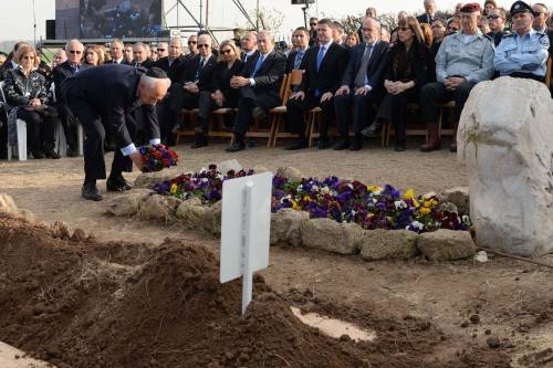 Funerale di Sharon. Lanciati due razzi dalla Striscia di Gaza