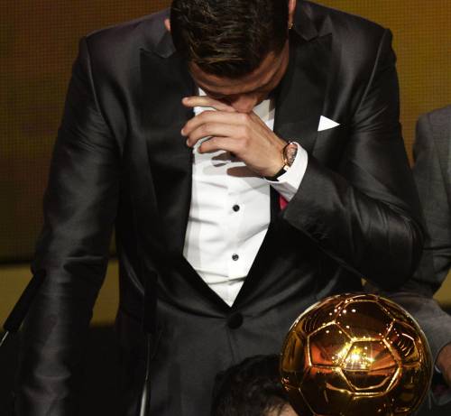 Cristiano Ronaldo vince il suo secondo Pallone d'oro e si commuove