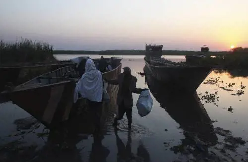 Sfollati nel porto di Minkaman, nello Stato centrale dei Laghi