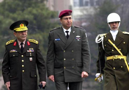 Moshe Yaalon, allora Capo di stato maggiore dell'esercito, in Turchia in una foto del 2002