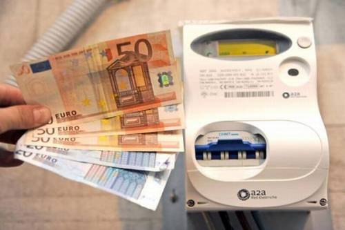 Aumentano le tariffe di luce, gas e acqua: stangata da 324 euro a famiglia
