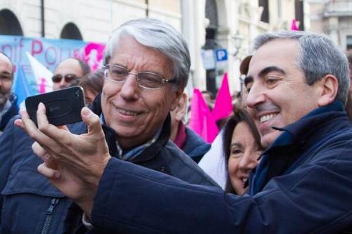 La mania dei "selfie" contagia pure i politici