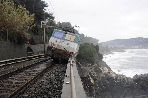 Liguria, treno deragliato. Il procuratore: "La frana opera dell'uomo, non del fato"