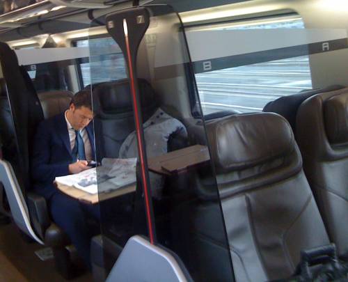 Renzi in treno solo con coca cola e giornali