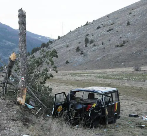 Abruzzo, fuori strada pullman con squadra giovanile di rugby: un morto e sette feriti 
