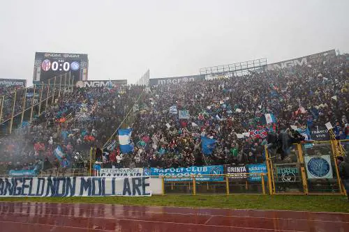 Bologna, i cori degli ultrà fanno interrompere "Caruso" di Dalla