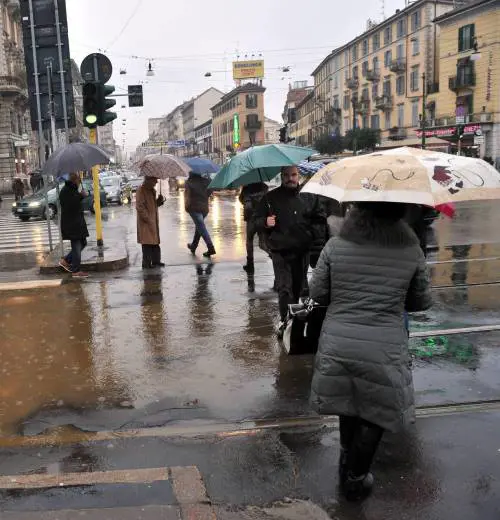 Città allagata per la pioggia Marciapiedi e asfalto ko