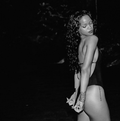 Rihanna, sexy in costume