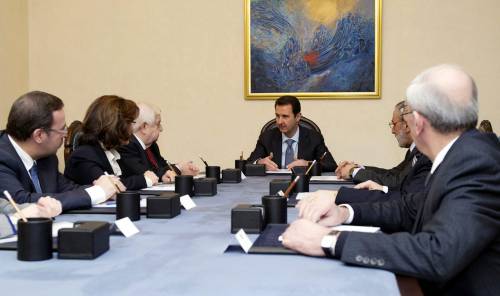 Bashar al-Assad con la delegazione siriana che andrà a Ginevra
