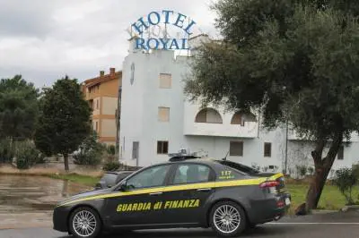 Prato, 80mila buste paga false per avere i permessi di soggiorno