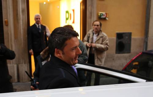 Renzi esce dalla sede del Pd