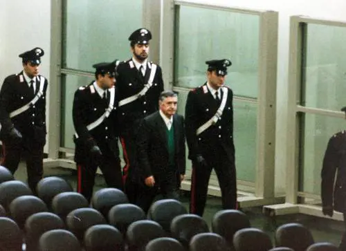 Totò Riina nell'aula bunker di Palermo negli anni Novanta