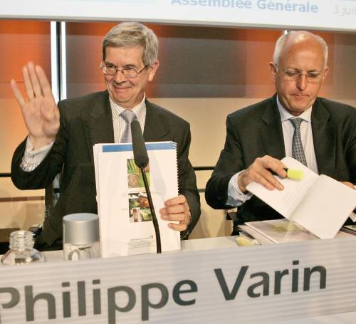 Gli Agnelli di Francia vendono la Peugeot ai cinesi. E a Hollande