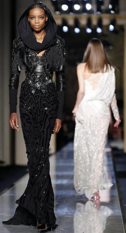 Forti e vulnerabili: Versace crea le dee col cappuccio