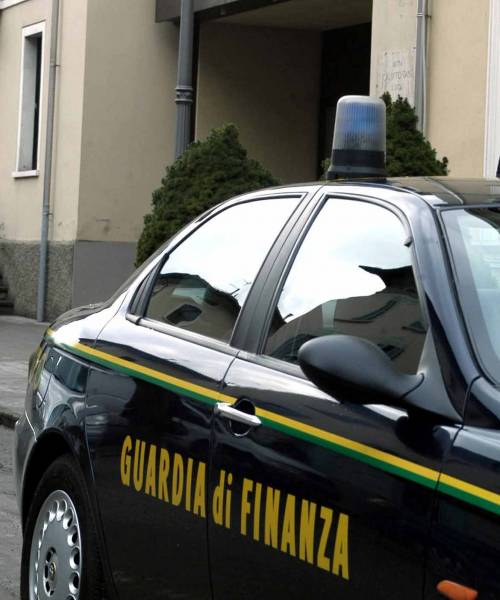 Soldi per evitare il Fisco: arrestato comandante Gdf