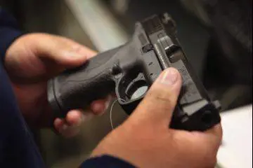 Trova un'arma in casa. Bambina di undici anni spara un colpo e muore