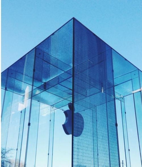 NYC, si incrina il cubo di cristallo della Apple: colpa di uno spazzaneve