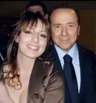 Il giallo dell'onorevole grillina e del selfie col Cav