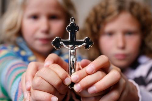 Il segno della croce vietato come il dito medio alzato
