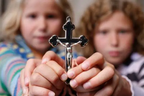 Il segno della croce vietato come il dito medio alzato