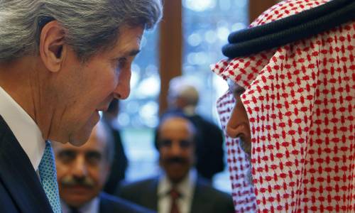 John Kerry e il ministro degli Esteri saudita Saud al-Faisal