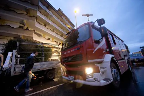 Roma, incendio in un residence per immigrati